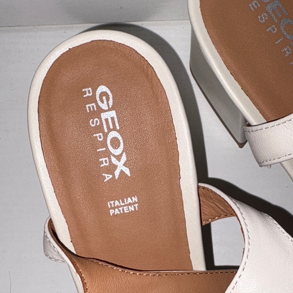 Womens Italian leather Sandals block heel| Gold Accent buckles.like new Size 10 - Picture 3 of 9